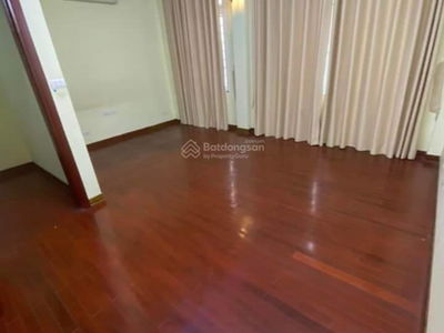 Lac Long Quan Street, Vietnam Lac Long Quan Street, Vietnam