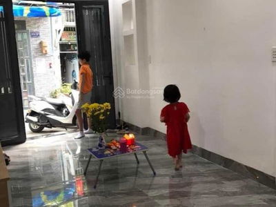 Lac Long Quan Street, Vietnam  Lac Long Quan Street, Vietnam