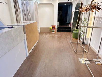 Van Kiep Street, Vietnam  Van Kiep Street, Vietnam