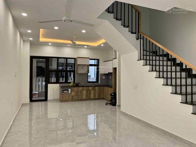 Do Xuan Hop Street, Vietnam  Do Xuan Hop Street, Vietnam