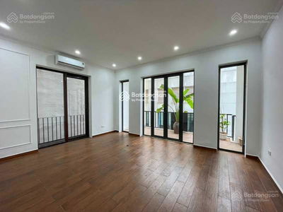 Hoang Cau Street, Vietnam Hoang Cau Street, Vietnam