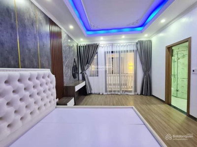 Nguyen Chi Thanh Street, Vietnam  Nguyen Chi Thanh Street, Vietnam