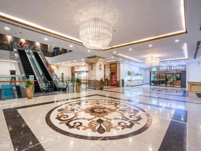 D'. Le Roi Soleil - Quang An, Vietnam D'. Le Roi Soleil - Quang An, Vietnam