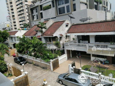 Spacious 5-Bedroom House, Bangkok, Thailand Spacious 5-Bedroom House, Bangkok, Thailand