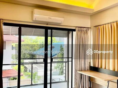 Large 5-Bedroom Townhouse, Bangkok, Thailand Large 5-Bedroom Townhouse, Bangkok, Thailand