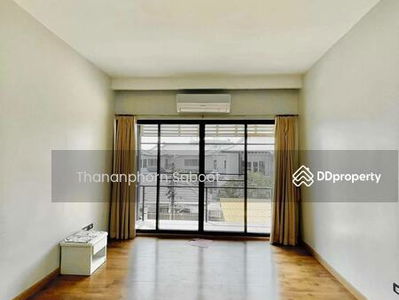 Large 5-Bedroom Townhouse, Bangkok, Thailand Large 5-Bedroom Townhouse, Bangkok, Thailand