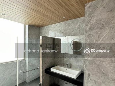 Ficus Lane, Bangkok, Thailand Ficus Lane, Bangkok, Thailand