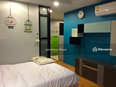 Abstracts Phahonyothin Park, Bangkok Abstracts Phahonyothin Park, Bangkok