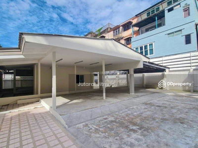 Single house, Soi Sukhumvit 44, Bangkok, Thailand Single house, Soi Sukhumvit 44, Bangkok, Thailand