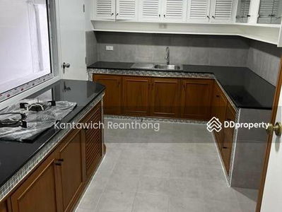 Spacious 4-Bedroom Townhouse, Bangkok, Thailand Spacious 4-Bedroom Townhouse, Bangkok, Thailand