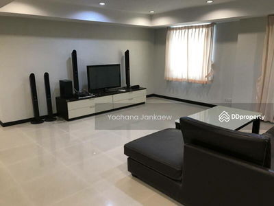 Royal Castle Sukhumvit, Bangkok, Thailand Royal Castle Sukhumvit, Bangkok, Thailand