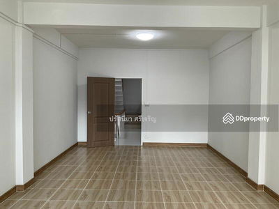 Townhouse for rent, 18.7 sq m, 5 floors, newly renovated, 5 bedrooms, 5 bathrooms, 7 air conditioners, 3 phase electricity, 2 kitchens. Usable area 370 sq m. Electric door, Bangkok, Thailand Townhouse for rent, 18.7 sq m, 5 floors, newly renovated, 5 bedrooms, 5 bathrooms, 7 air conditioners, 3 phase electricity, 2 kitchens. Usable area 370 sq m. Electric door, Bangkok, Thailand