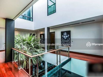 Luxurious modern house in the heart of the city, Ekkamai 22, Bangkok, Thailand Luxurious modern house in the heart of the city, Ekkamai 22, Bangkok, Thailand