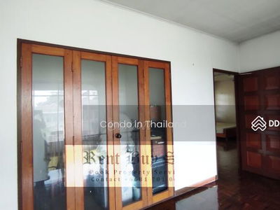 House with big lawn & garden for rent in ekkamai 22 for commercial. Seriouse inquiry 0817010651, Bangkok, Thailand House with big lawn & garden for rent in ekkamai 22 for commercial. Seriouse inquiry 0817010651, Bangkok, Thailand