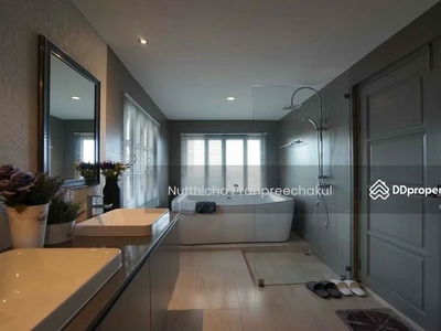 Adamas Phahonyotin, Bangkok, Thailand Adamas Phahonyotin, Bangkok, Thailand