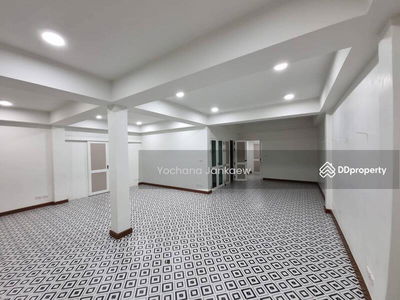 Large 6-Br Townhouse near BTS Sala Daeng, Bangkok, Thailand Large 6-Br Townhouse near BTS Sala Daeng, Bangkok, Thailand