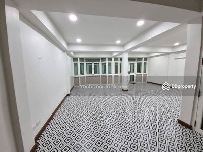 Large 6-Br Townhouse near BTS Sala Daeng, Bangkok, Thailand Large 6-Br Townhouse near BTS Sala Daeng, Bangkok, Thailand