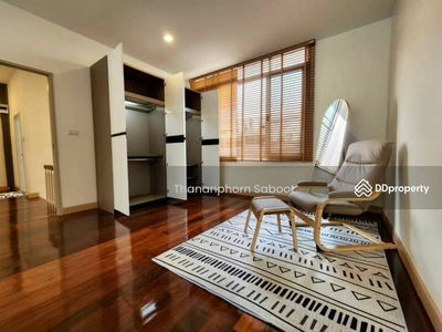 Large 2-Bedroom Townhouse, Bangkok, Thailand Large 2-Bedroom Townhouse, Bangkok, Thailand