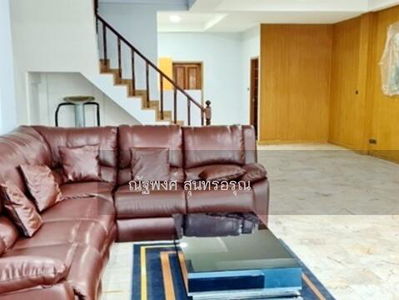 St. Andrew's School (1.5 km.), BTS Phra Khanong (2.5 km.), Bangkok, Thailand St. Andrew's School (1.5 km.), BTS Phra Khanong (2.5 km.), Bangkok, Thailand