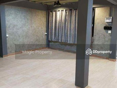 Townhouse in Ekkamai 12, Bangkok, Thailand Townhouse in Ekkamai 12, Bangkok, Thailand