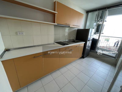 Life @ Ratchada-Huai Khwang, Bangkok, Thailand Life @ Ratchada-Huai Khwang, Bangkok, Thailand