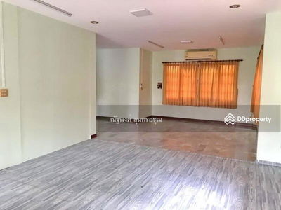 Villa Royal The Mall Bang Khae (3.5 km.), Bangkok, Thailand Villa Royal The Mall Bang Khae (3.5 km.), Bangkok, Thailand