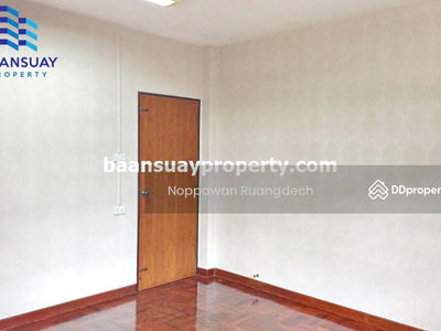For rent, 2-story detached house, Soi Phahonyothin 32, near the Dark Green Line. Senanikom Station, Bangkok, Thailand For rent, 2-story detached house, Soi Phahonyothin 32, near the Dark Green Line. Senanikom Station, Bangkok, Thailand