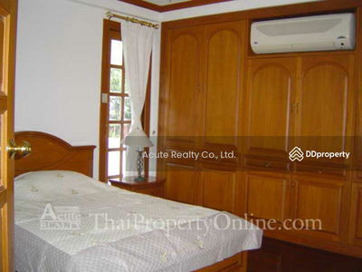 Single house for rent with private garden and swimming pool in Phaholyothin 40., Bangkok, Thailand Single house for rent with private garden and swimming pool in Phaholyothin 40., Bangkok, Thailand