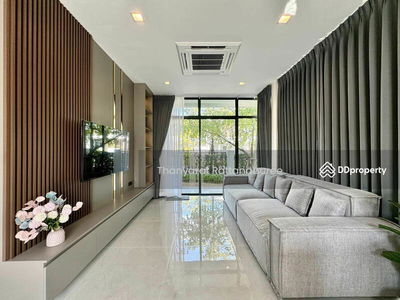 Bangkok Boulevard Bangna KM.5, Samut Prakan, Thailand Bangkok Boulevard Bangna KM.5, Samut Prakan, Thailand