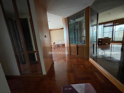 Lake Avenue Sukhumvit 16, Bangkok, Thailand Lake Avenue Sukhumvit 16, Bangkok, Thailand