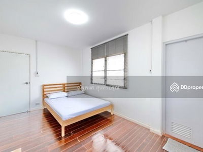 Charansanitwong MRT Bang Khun Non (1 km.), Bangkok, Thailand Charansanitwong MRT Bang Khun Non (1 km.), Bangkok, Thailand