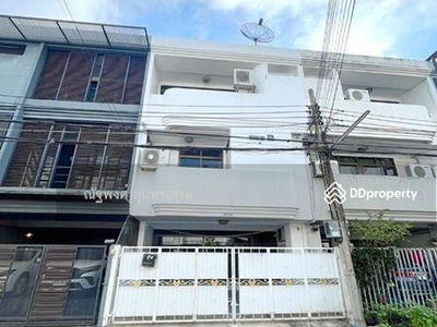 BTS Ari (1 km.), Suthisan Market (1.5 km., Chatuchak Market (1.5 km.), Bangkok, Thailand BTS Ari (1 km.), Suthisan Market (1.5 km., Chatuchak Market (1.5 km.), Bangkok, Thailand