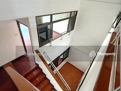 BTS Ari (1 km.), Suthisan Market (1.5 km., Chatuchak Market (1.5 km.), Bangkok, Thailand BTS Ari (1 km.), Suthisan Market (1.5 km., Chatuchak Market (1.5 km.), Bangkok, Thailand