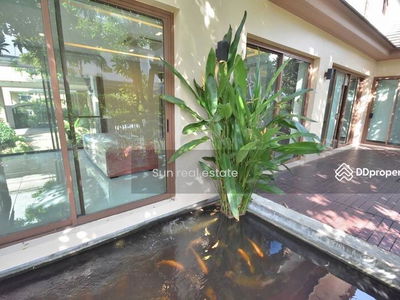 Narasiri Pattanakarn-Srinakarin, Bangkok, Thailand Narasiri Pattanakarn-Srinakarin, Bangkok, Thailand