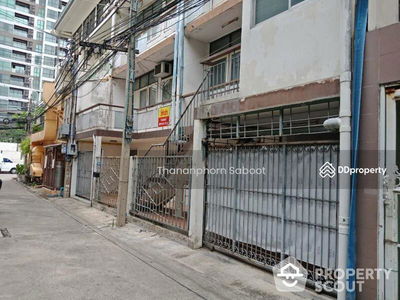 Large 5-Bedroom Townhouse, Bangkok, Thailand Large 5-Bedroom Townhouse, Bangkok, Thailand