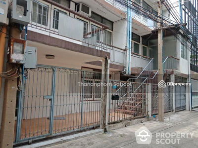 Large 5-Bedroom Townhouse, Bangkok, Thailand Large 5-Bedroom Townhouse, Bangkok, Thailand