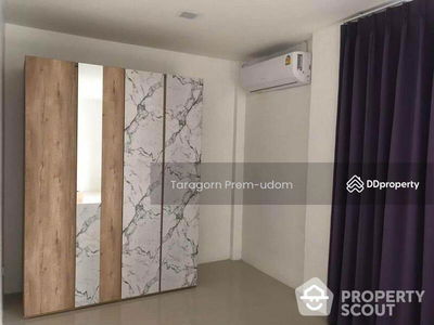 Large 5-Bedroom Townhouse, Bangkok, Thailand Large 5-Bedroom Townhouse, Bangkok, Thailand