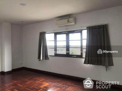 Large 5-Bedroom Townhouse, Bangkok, Thailand Large 5-Bedroom Townhouse, Bangkok, Thailand