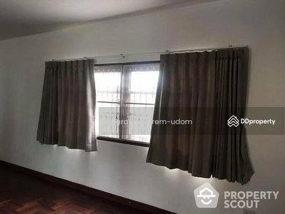 Large 5-Bedroom Townhouse, Bangkok, Thailand Large 5-Bedroom Townhouse, Bangkok, Thailand