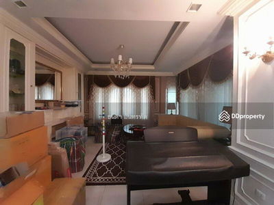 Grand Maneerin, Chon Buri, Thailand Grand Maneerin, Chon Buri, Thailand