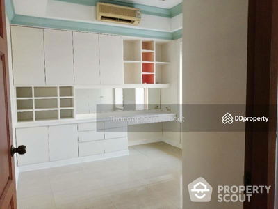 Sam Sen Nok, Bangkok, Thailand Sam Sen Nok, Bangkok, Thailand