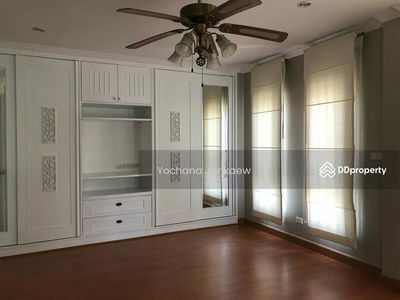 Large 5-Br House near BTS Nana, Bangkok, Thailand Large 5-Br House near BTS Nana, Bangkok, Thailand