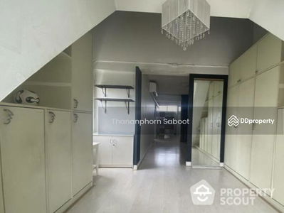 Large 4-Bedroom Townhouse, Bangkok, Thailand Large 4-Bedroom Townhouse, Bangkok, Thailand