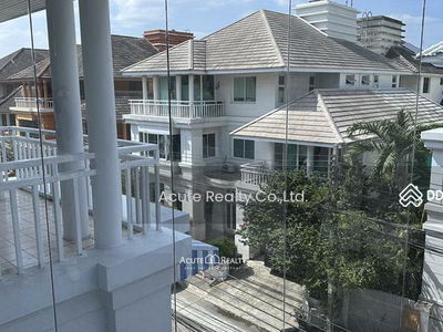 3-story semi-detached house, Town in Town, Bangkok, Thailand 3-story semi-detached house, Town in Town, Bangkok, Thailand