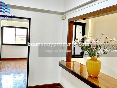 For rent, 4-story home office, Sukhumvit Road, near BTS Nana, Bangkok., Thailand For rent, 4-story home office, Sukhumvit Road, near BTS Nana, Bangkok., Thailand