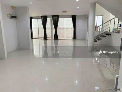 Arena Garden On Nut 44, Bangkok, Thailand Arena Garden On Nut 44, Bangkok, Thailand