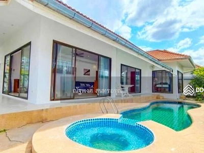 Dongtan Beach, Jomtien Beach, 4 Region Floating Market (2 km.), Chon Buri, Thailand Dongtan Beach, Jomtien Beach, 4 Region Floating Market (2 km.), Chon Buri, Thailand