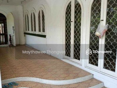 Large 5-Bedroom House, Bangkok, Thailand Large 5-Bedroom House, Bangkok, Thailand