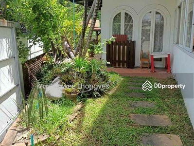 Large 5-Bedroom House, Bangkok, Thailand Large 5-Bedroom House, Bangkok, Thailand