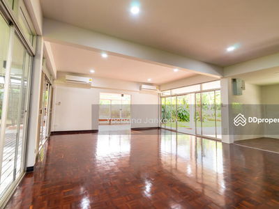 Home Office in Sukhumvit 20, Bangkok, Thailand Home Office in Sukhumvit 20, Bangkok, Thailand